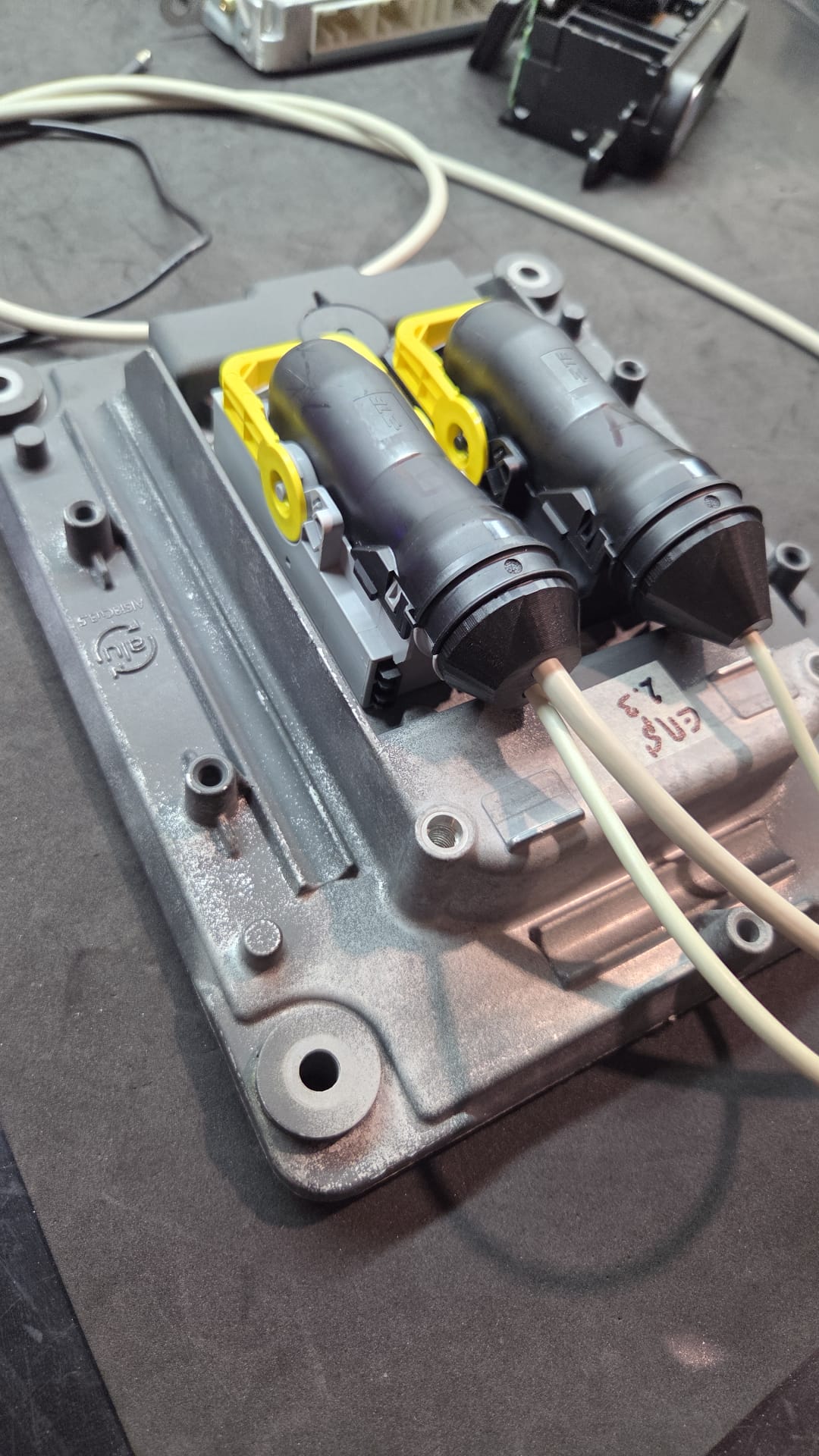 Módulo eletrónico de veículo pesado preparado para teste em bancada