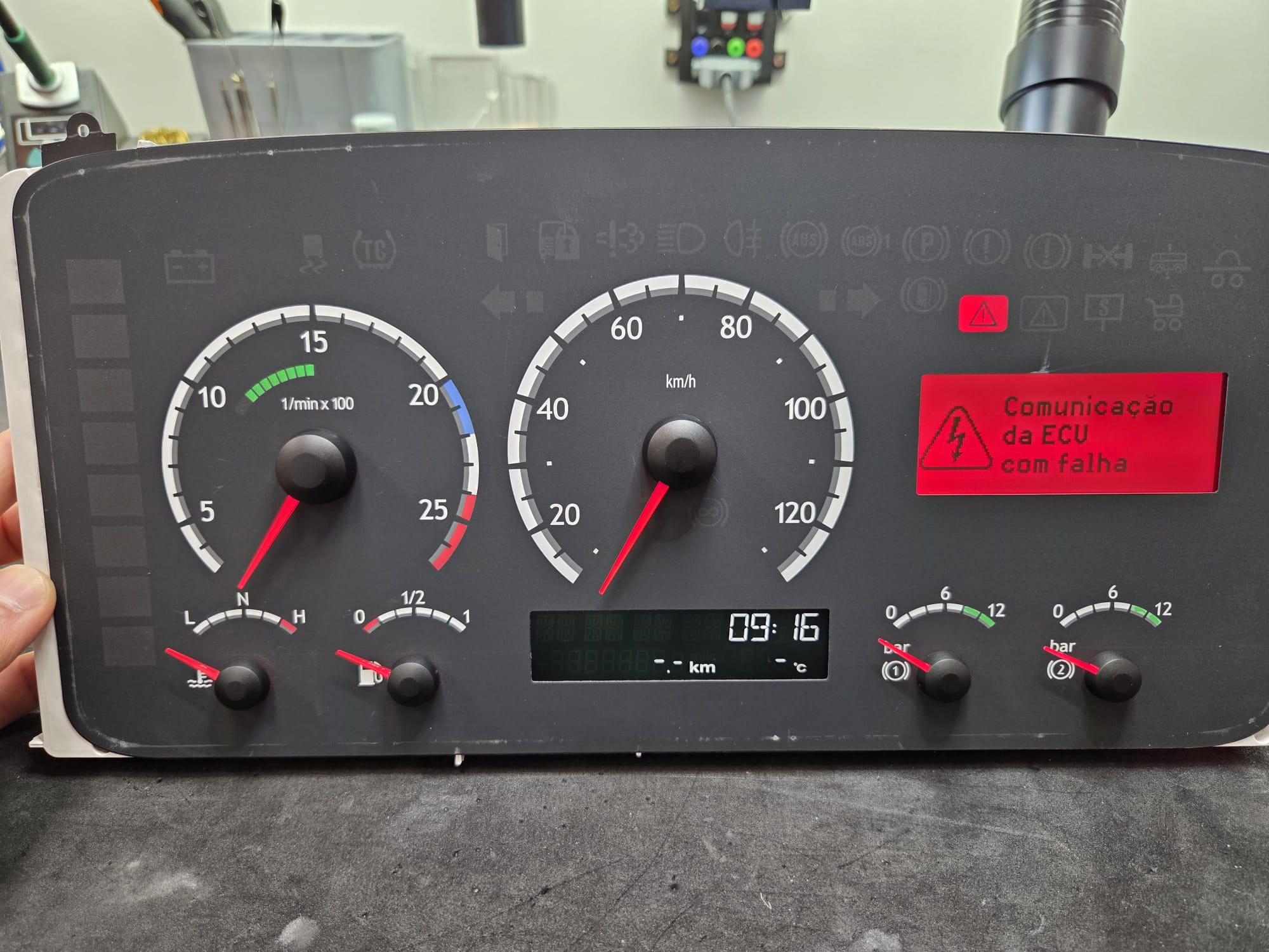 Painel de instrumentos de camião em teste, com aviso de falha de comunicação da ECU