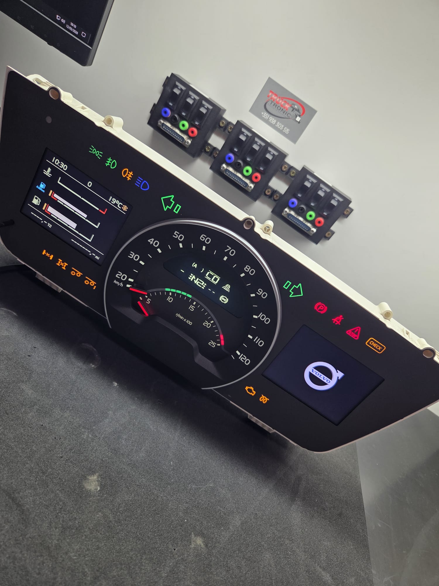 Painel de instrumentos Volvo em teste na bancada da TruckTronic