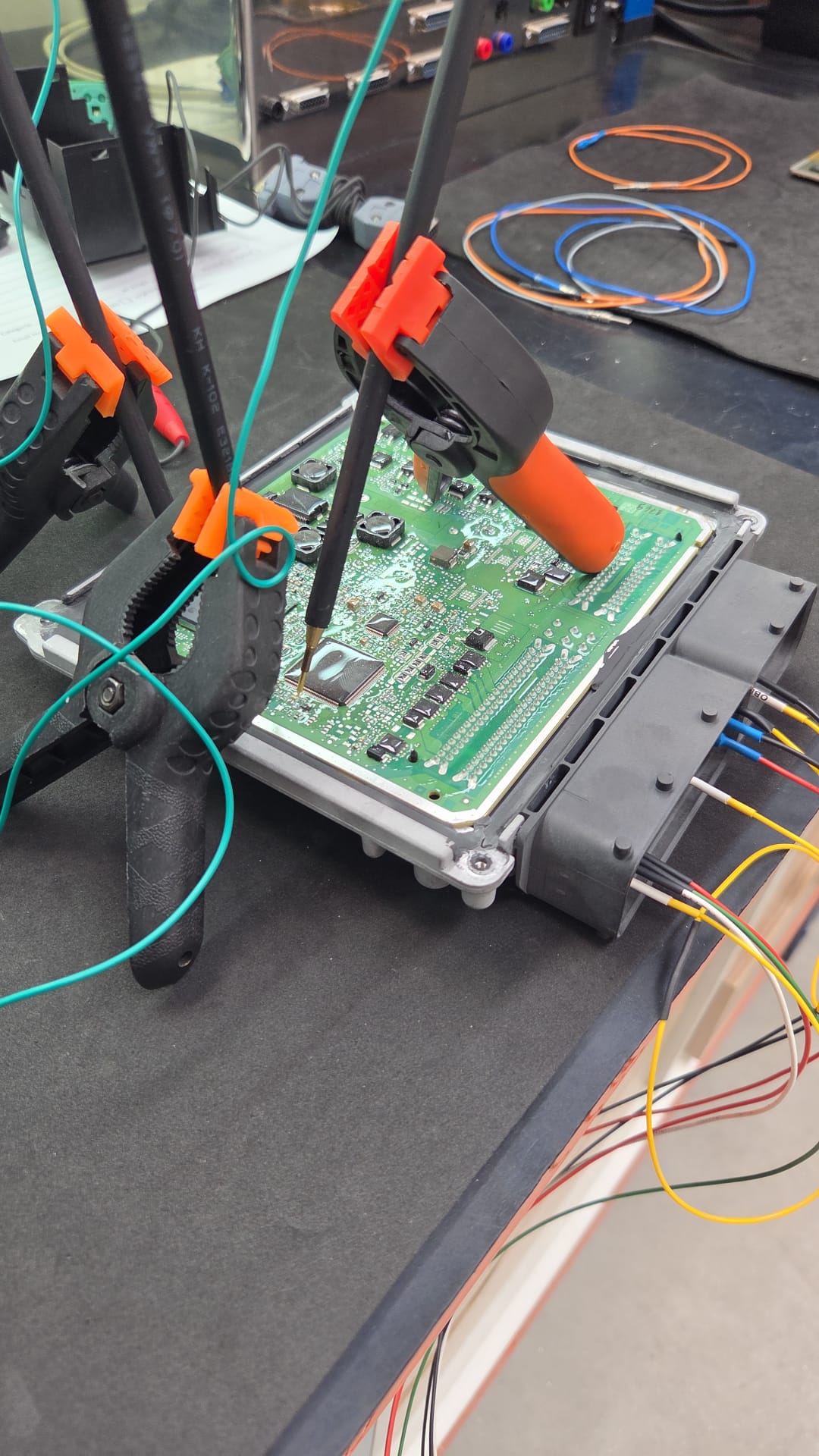 Teste de circuitos com pontas de prova fixadas à placa de uma centralina