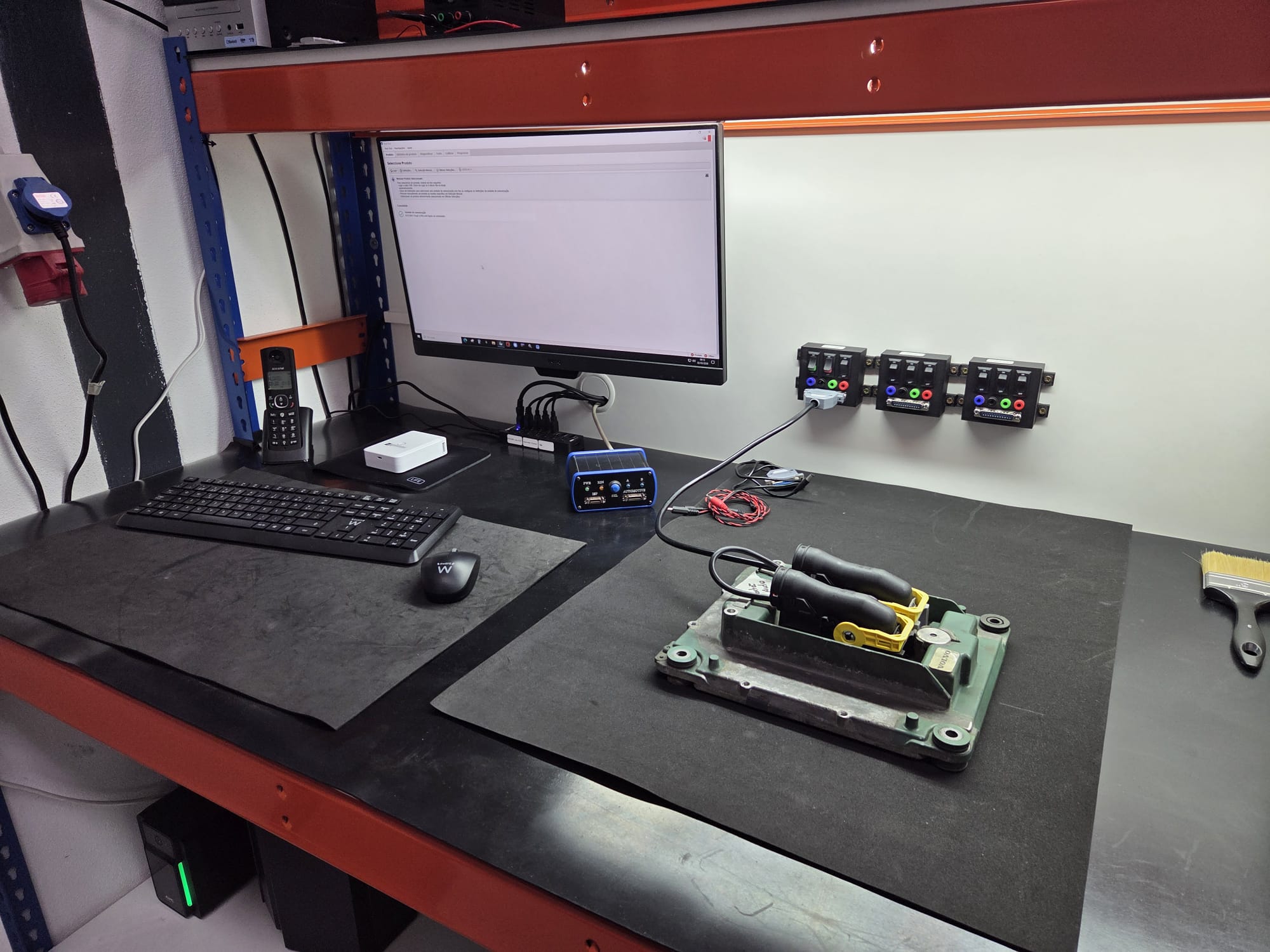 Bancada de diagnóstico com centralina ligada ao equipamento de teste