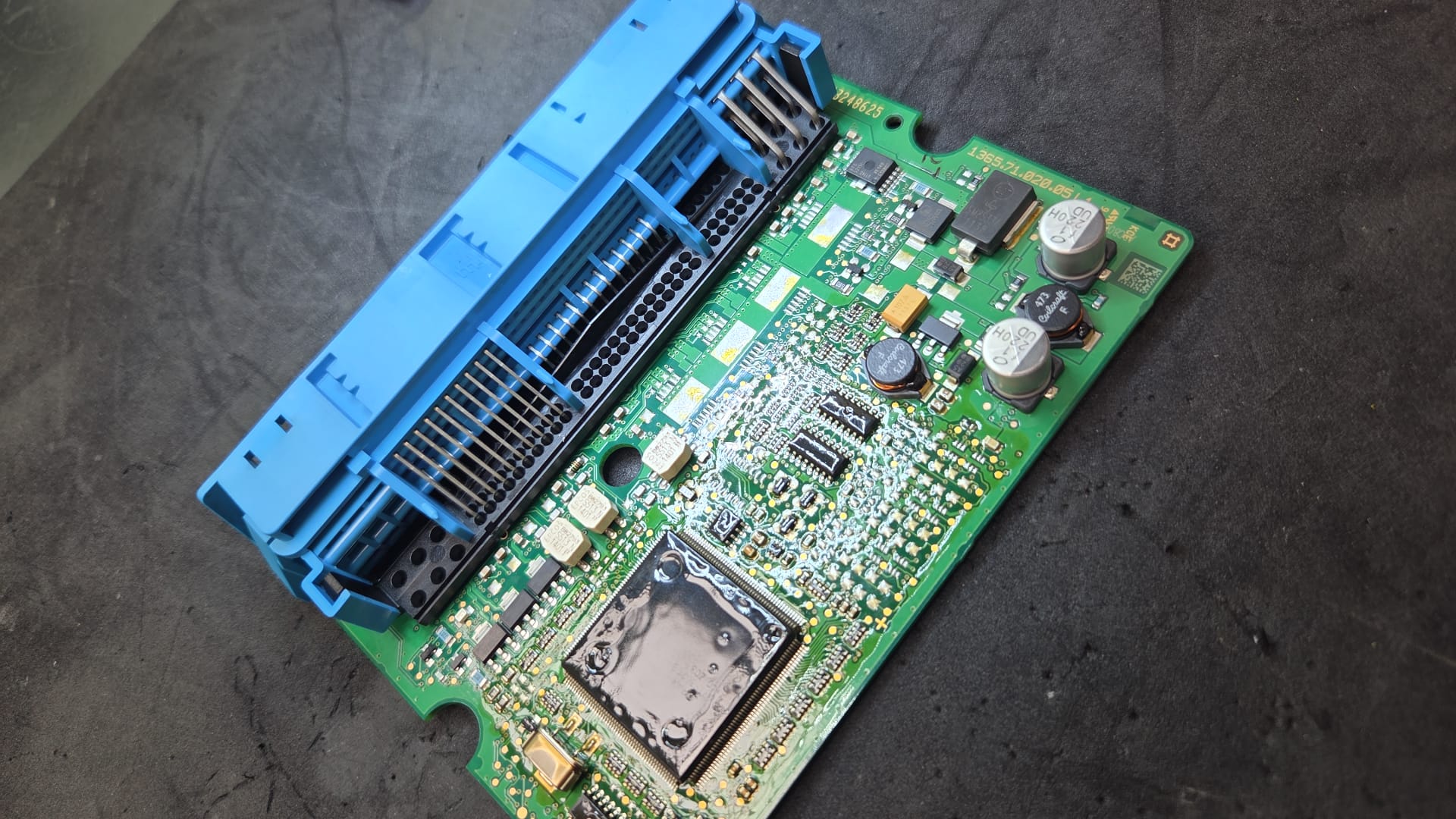 Placa eletrónica de centralina com conector azul em reparação