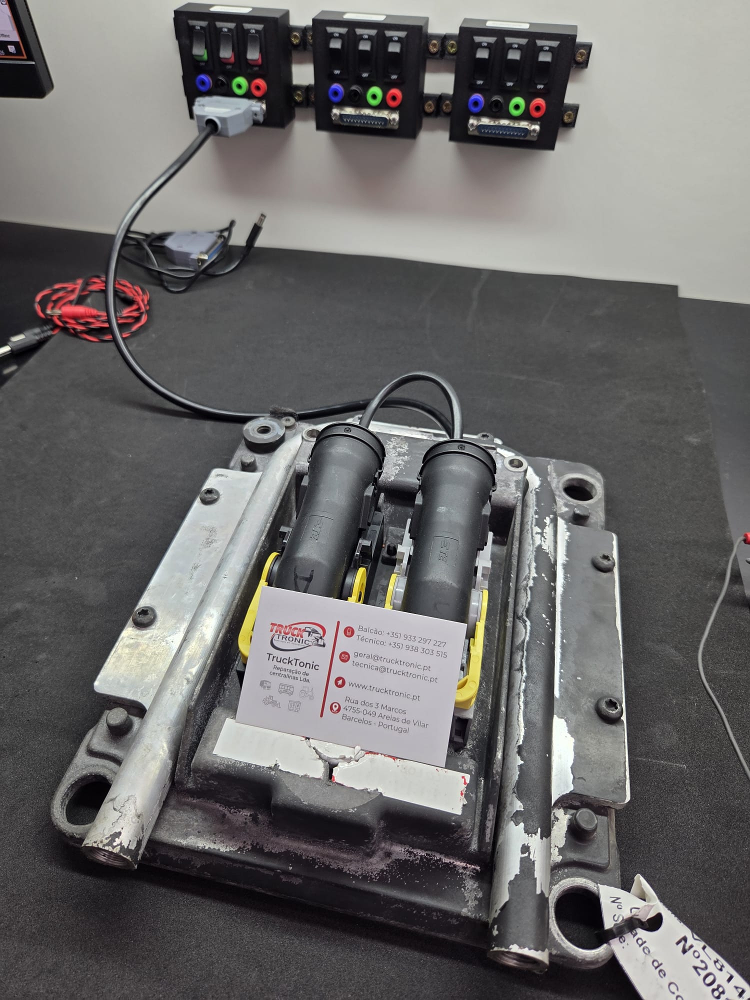 Centralina de camião ligada à bancada de teste da TruckTronic
