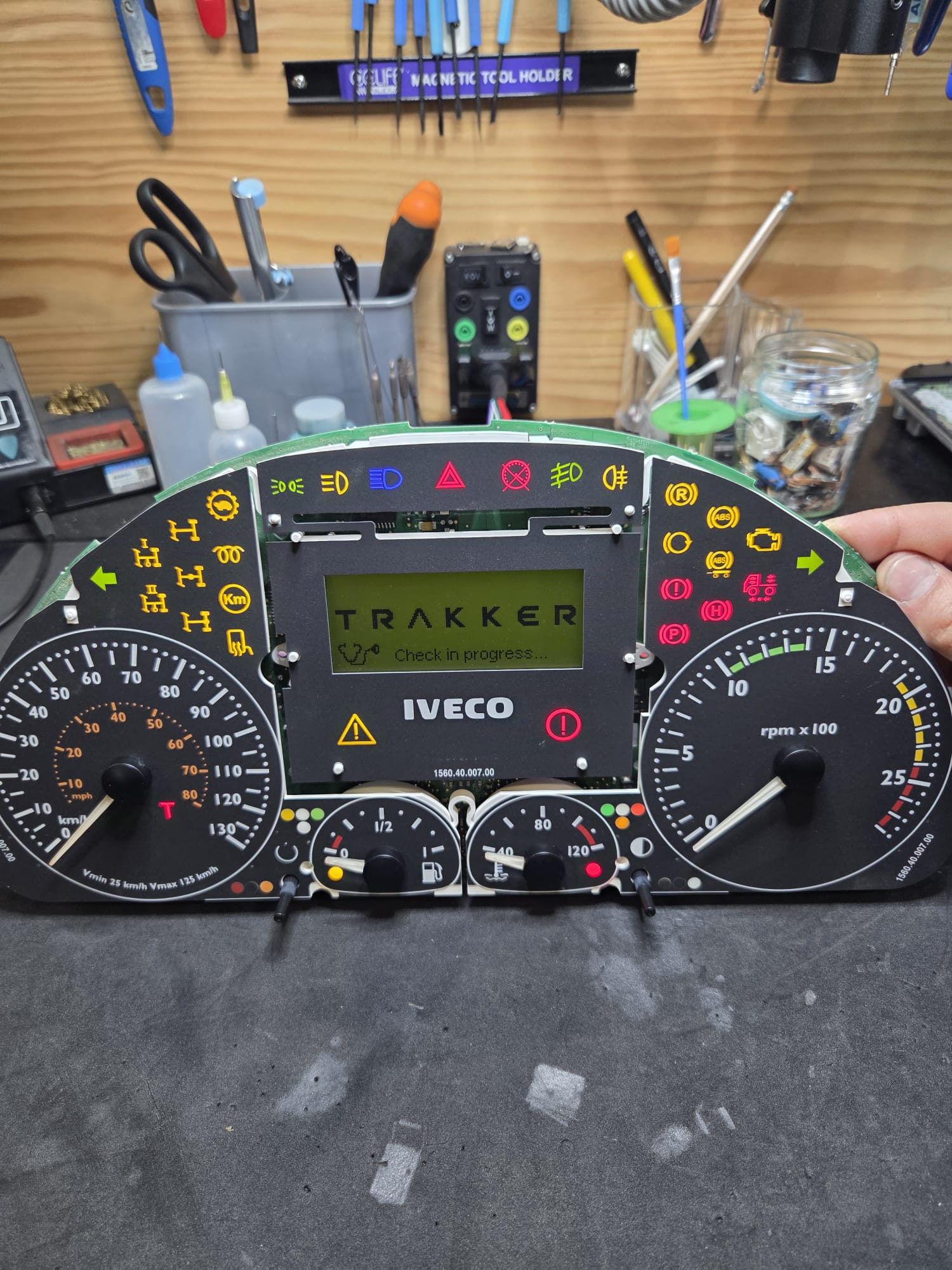 Painel de instrumentos Iveco Trakker em verificação na bancada