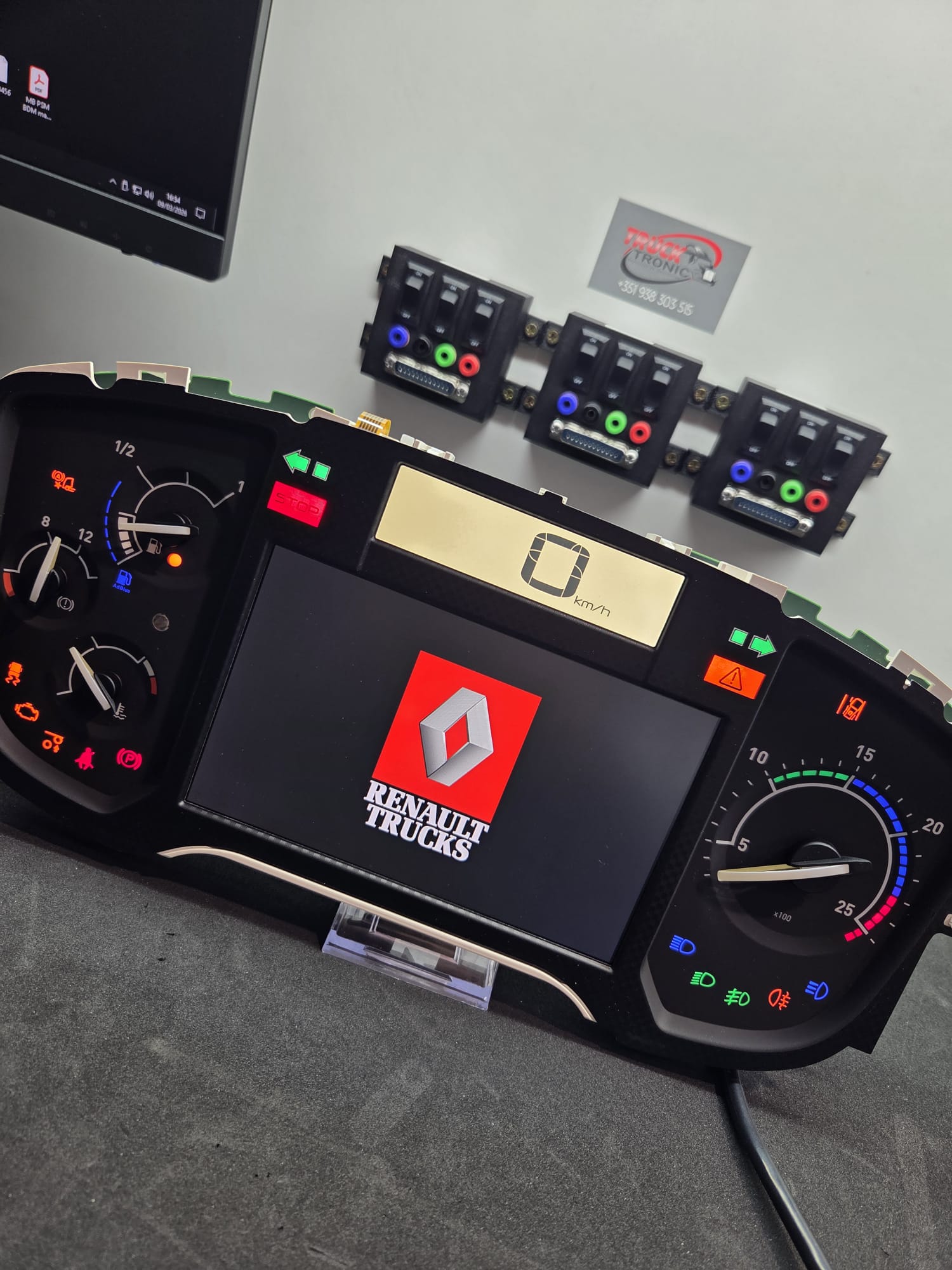 Painel de instrumentos Renault Trucks em teste na bancada