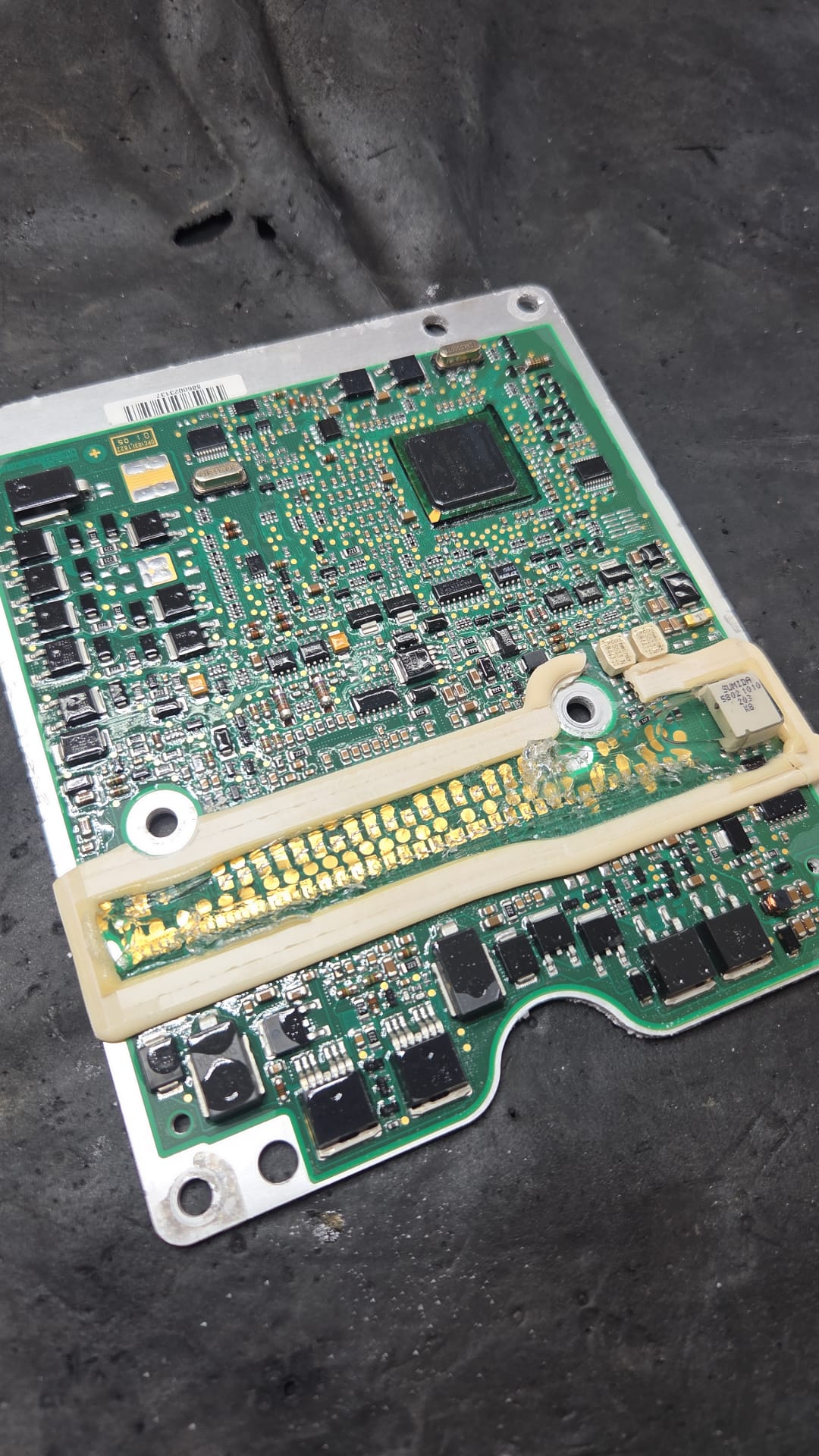 Placa eletrónica de centralina aberta para reparação de circuitos