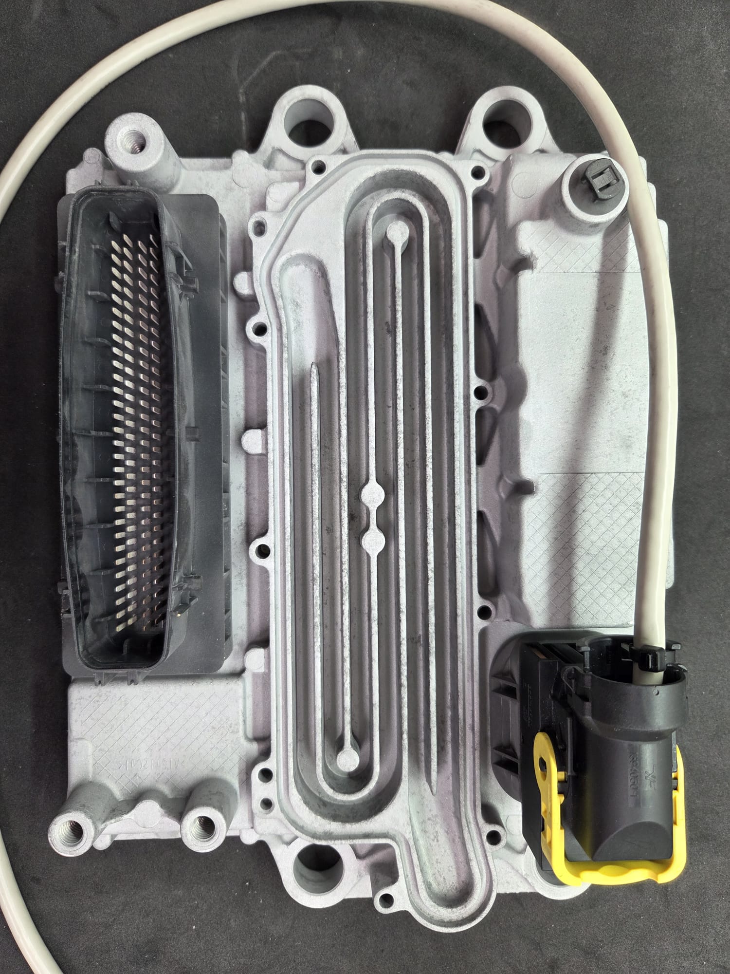 Centralina de motor em alumínio com conector de diagnóstico ligado