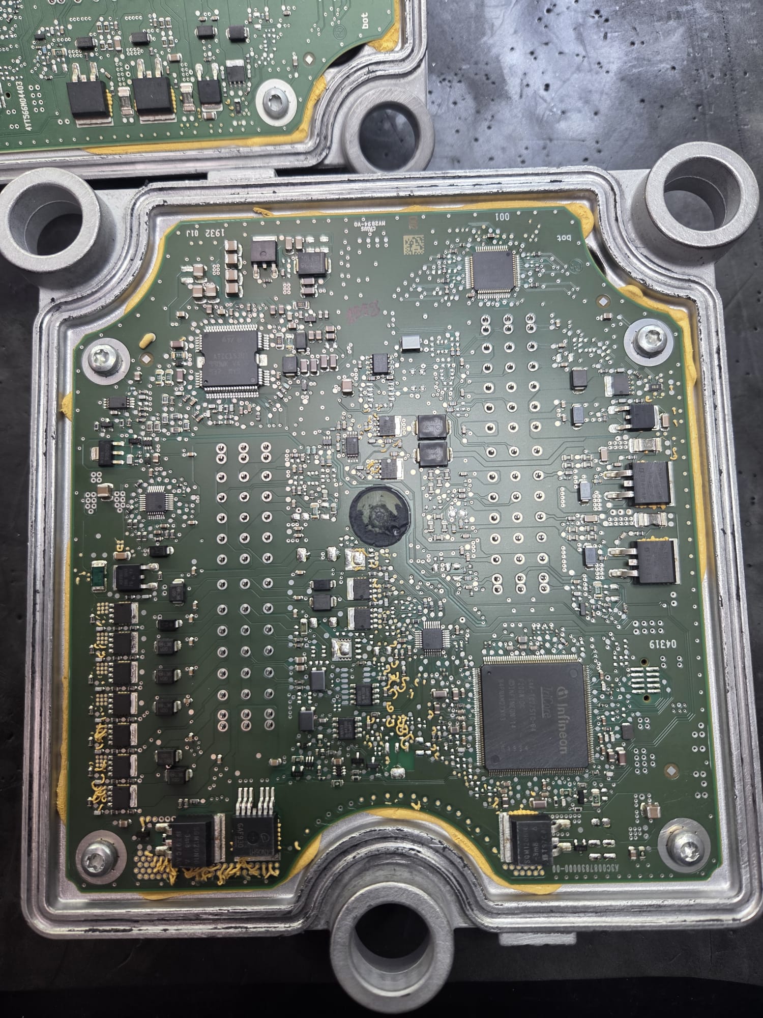 Placa eletrónica de centralina com microprocessador Infineon em análise
