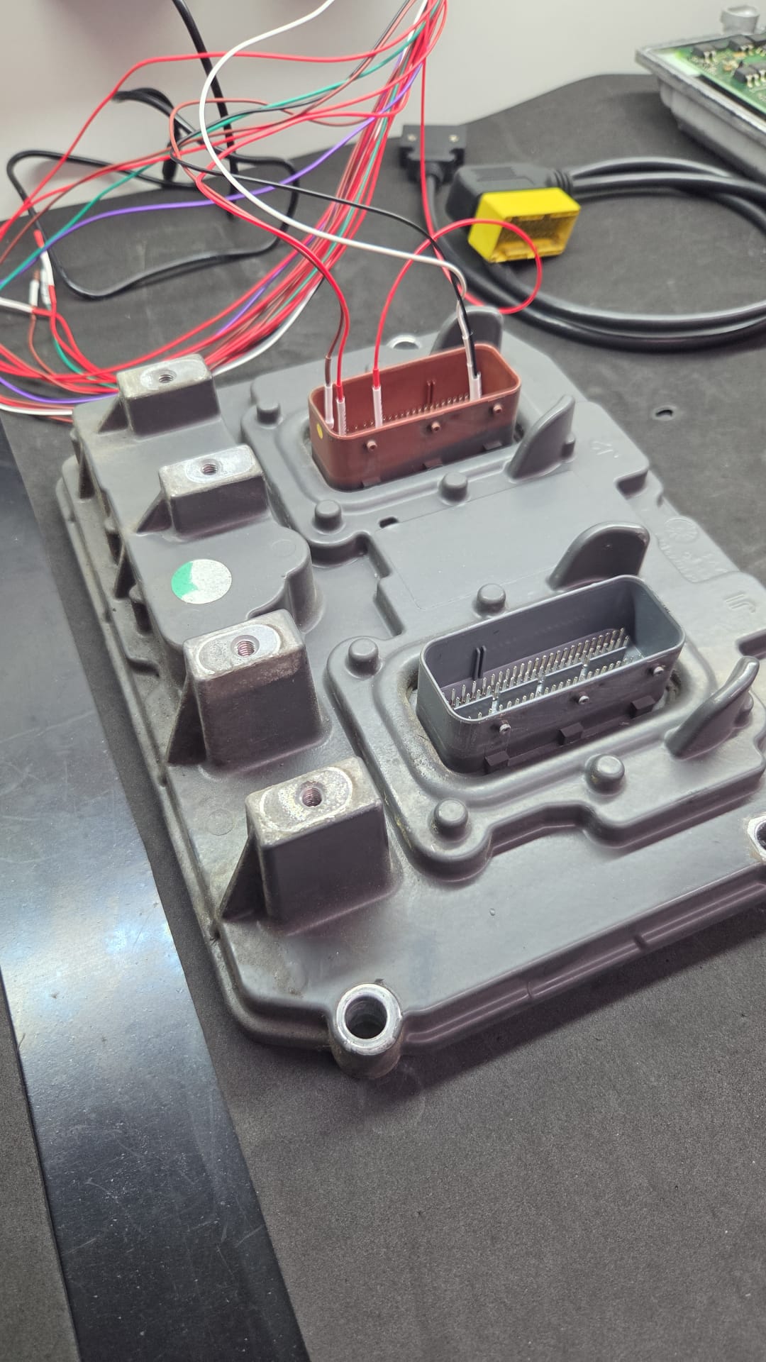 Centralina de camião ligada com cablagem de teste aos conectores