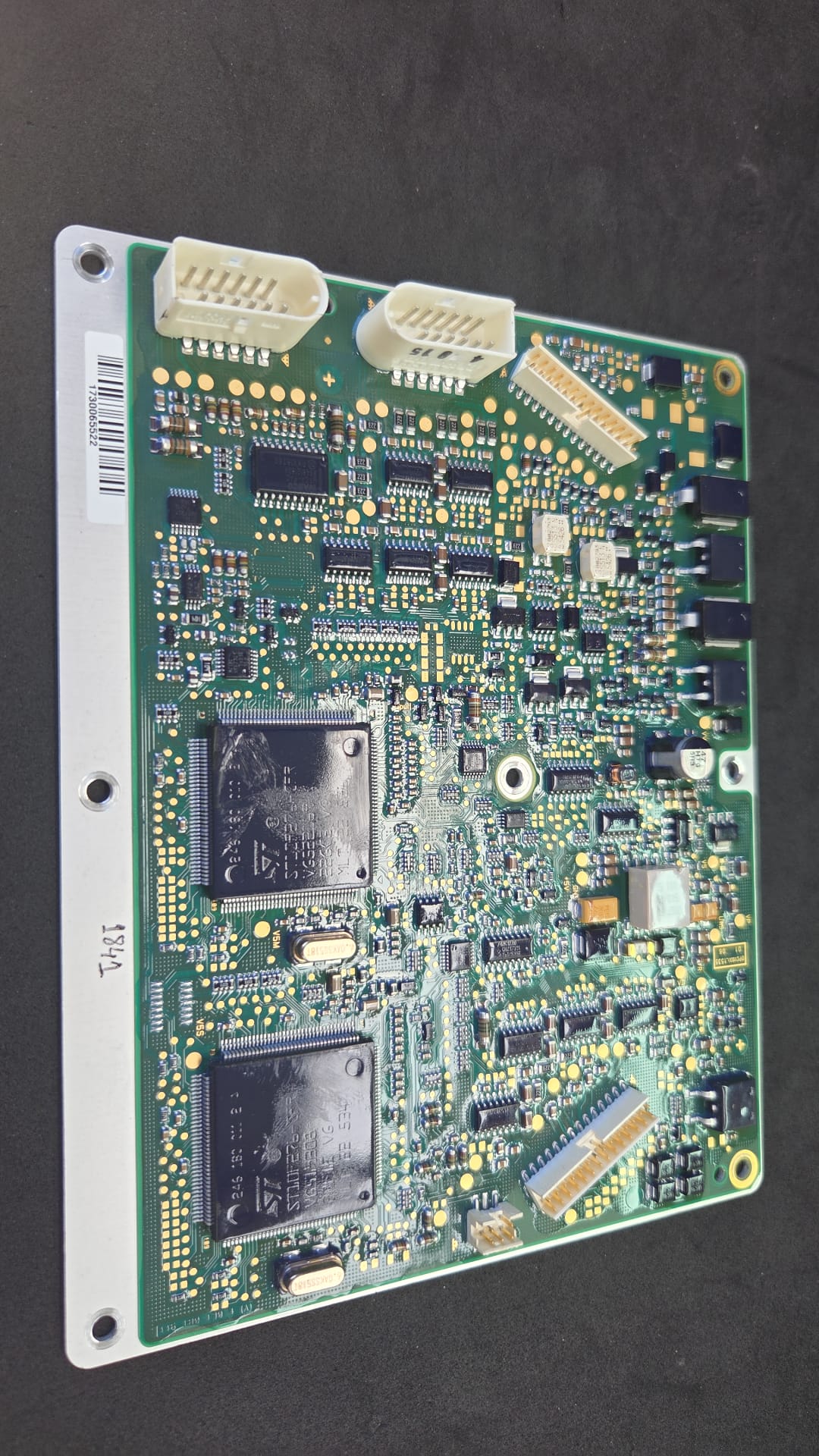Placa eletrónica de painel de instrumentos com processadores ST em reparação