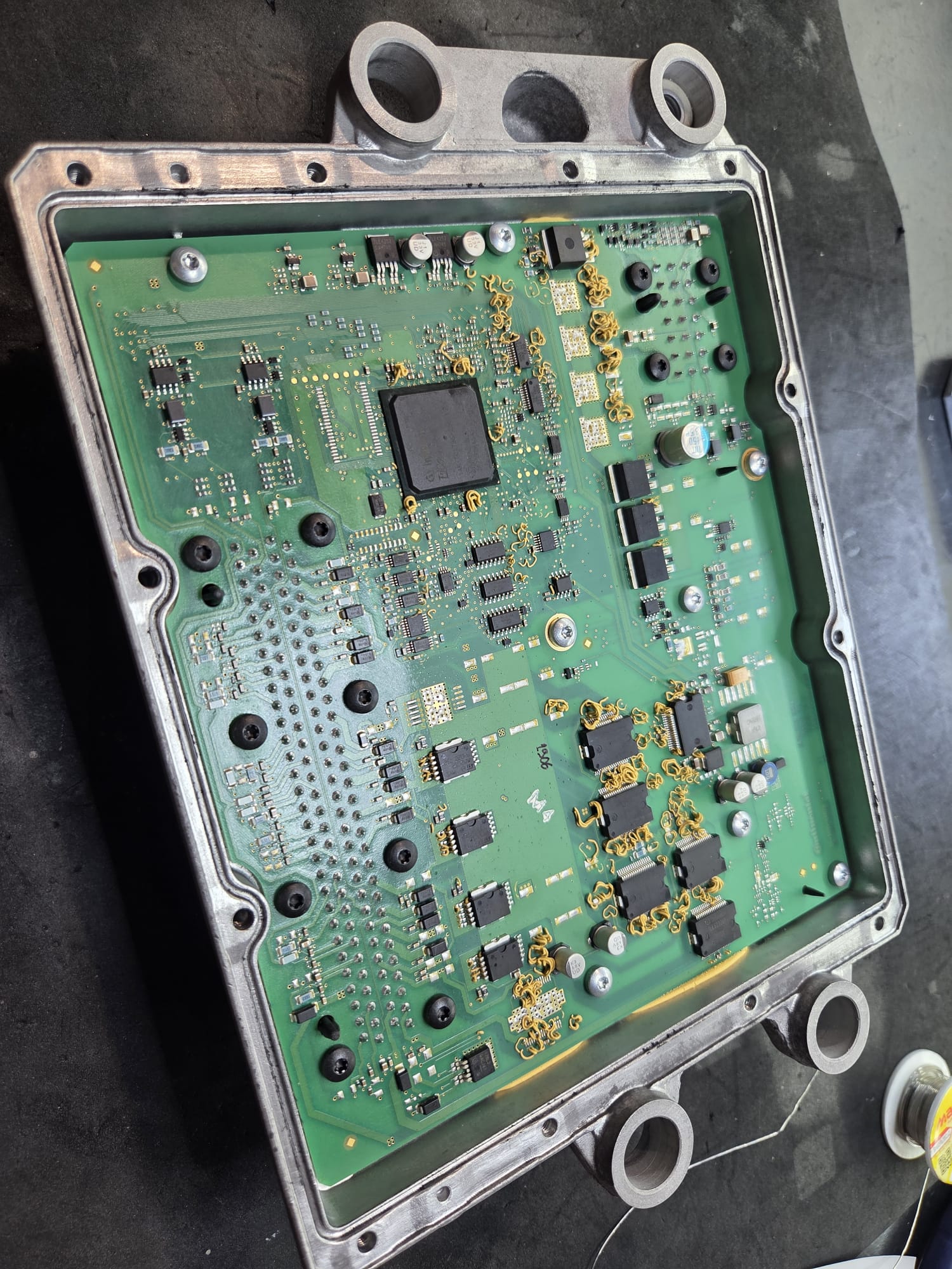 Centralina de motor aberta com placa exposta para diagnóstico